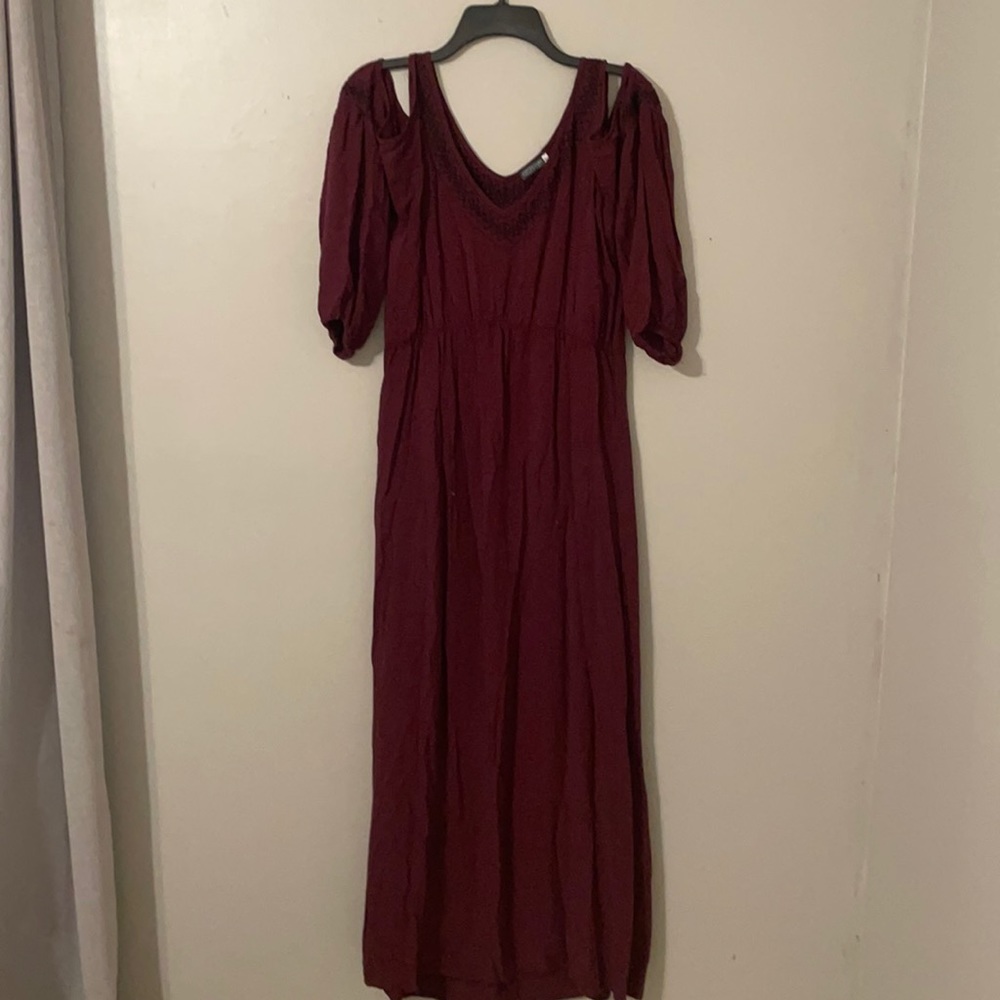 Cold shoulder maroon maxi dress earthbound trading Co size large